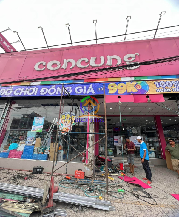 Thi Công Cửa Hàng Con Cưng